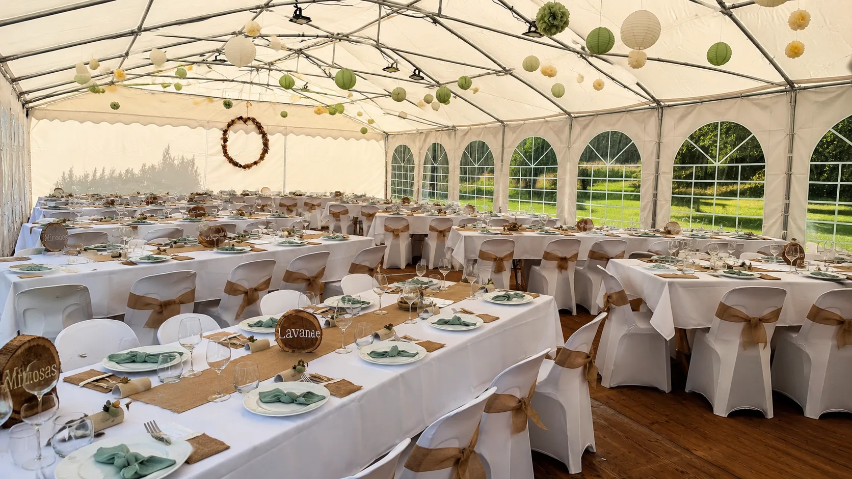 Chapiteau + plancher avec éclairage et mobilier, vaisselle pour un mariage à Saint Lunaire 35800